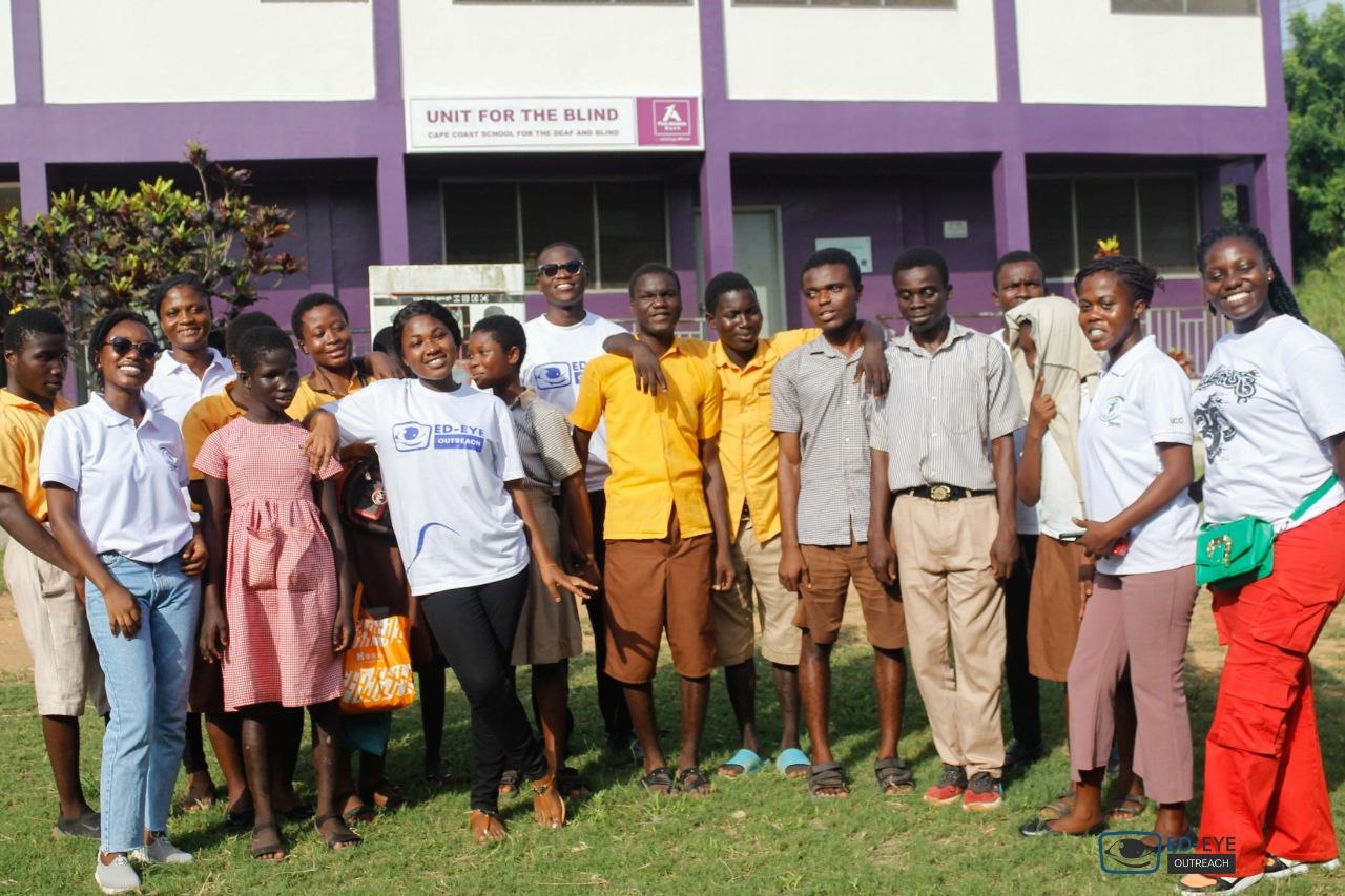 ED-EYE volunteers and students gathering for a group photo